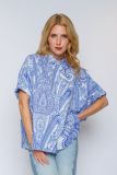 Paisley print blouse van het merk Emily van den Bergh met korte mouwen, knoopsluiting en oversized pasvorm.