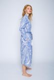 Midi jurk van Emily van den Bergh met lange mouwen, knoopsluiting en strikceintuur in een paisley print in de kleur blauw.