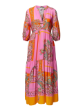 Maxi jurk met driekwart mouwen en all-over pasiley print van het mrek Emily van den Bergh in de kleur roze.