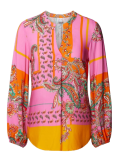 Paisley print blouse van het merk Emily van den Bergh met tuniekkraag en lange mouwen in de kleur roze.