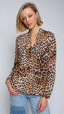 Blousetop van het merk Emily van den Bergh met lange mouwen, V-hals en een all-over animalprint in de kleur bruin.