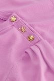 Fijngebreide trui met ronde hals met korte mouwtjes en goudkleurige knopen op de schouder in de kleur violet.