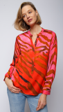 Blousetop met print, V-hals en gedeeltelijke knoopsluiting van het merk Emily van den Bergh in de kleur rood.