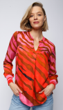 Rode blouse met print van Emily van den Bergh.