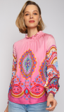 Blousetop met paisley print, lange mouwen en een ronde, gemockte hals met ruffle in de kleur roze.