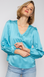 Turquoise satinlook blouse met lange pofmouwen en een V-hals van het merk Emily van den Bergh.