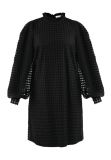 Kanten jurkje met lange pofmouwen en opstaande ronde hals van het merk Sisters Point in de kleur zwart.