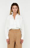 Korte blouse met lange mouwen, knoopsluiting en borstzakken in de kleur off white.