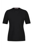 Zwart basis T-shirt met ronde hals en korte mouw in de kleur zwart.