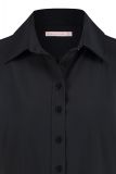 Mouwloze travelblouse met traditionele blousekraag en knoopsluiting van het merk Studio Anneloes in de kleur zwart.