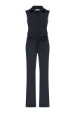 Mouwloze jumpsuit met blousekraag, knoopsluiting en strikceintuur in de kleur donker blauw.