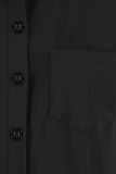 Mouwloze jumpsuit met blousekraag, knoopsluiting en strikceintuur in de kleur zwart.