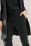 Travelbroek van het merk Studio Anneloes met tailleband met drawstring en broekpijpen met klein splitje in de kleur zwart.