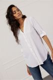 Light travel blouse van het merk Studio Anneloes met V-hals, volledige knoopsluiting en oprolbare, lange mouwen in de kleur wit.