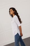 Light travel blouse van het merk Studio Anneloes met V-hals, volledige knoopsluiting en oprolbare, lange mouwen in de kleur wit.