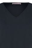 Basic shirt van medium travel kwaliteit van het merk Studio Anneloes met V-hals en korte mouwen in de kleur donker blauw.