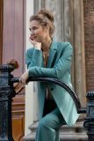 Slimfit pantalon met riemlussen op het tailleband, steekzakken voor en paspelzakken aan de achterkant van het merk &CO Woman in de kleur jade.