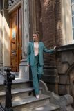 Slimfit pantalon met riemlussen op het tailleband, steekzakken voor en paspelzakken aan de achterkant van het merk &CO Woman in de kleur jade.