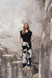 Broek van het merk &Co Woman met all-over bloemenprint, elastieken tailleband en rechte pijpen in de kleur zwart.