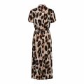 Leopard print jurk met korte mouw, knoopsluiting, blousekraag en self fabric strikceintuur in de kleur zand.