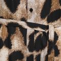 Leopard print jurk met korte mouw, knoopsluiting, blousekraag en self fabric strikceintuur in de kleur zand.
