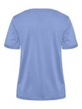 Basis t-shirt van het merk Pieces met ronde hals en korte mouw met omslag in de kleur vista blue.