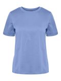 Basis t-shirt van het merk Pieces met ronde hals en korte mouw met omslag in de kleur vista blue.