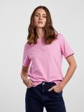 Basis t-shirt van het merk Pieces met ronde hals en korte mouw met omslag in de kleur begonia pink.