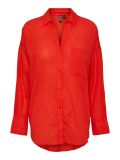 Blouse van het merk Pieces met dropped shoulders met lange mouwen, een resort collar, borstzak en een knoopsluiting in de kleur poinciana.