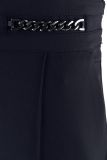 Straight fit broek met pintuck en decoratieve kettinkjes op het tailleband van het merk Rosner in de kleur navy.