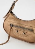 Metallic handtas met ritssluiting en een kort en een lang hengsel in de kleur brons.