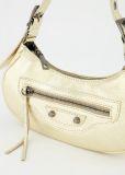 Metallic handtas met ritssluiting en een kort en een lang hengsel in de kleur goud.