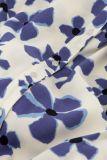 Korte doorknoopjurk van het merk Fabienne Chapot met all-over bloemenprint, korte mouwen en strikceintuur in de kleur cream white/night blue.