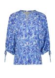 Blouse van het merk Fabienne Chapot met volumineuze driekwart mouw met elastiek mouweinde en strikdetail in de kleur blauw.