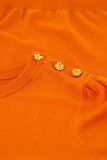 Pullover van het merk Fabienne Chapot met ronde hals halflang pofmouwen met ruche en knoopjes op de schouder in de kleur mandarine orange.