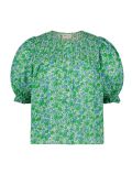 Blouse van het merk Fabienne Chapot met all-over bloemetjesprint, korte pofmouwen, een ronde hals, een knoopsluiting met beklede knoopjes en gesmockte details in de kleur green apple/blue dream.