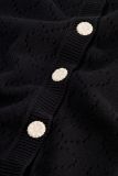 Zwart gebreid vest van het merk Fabienne Chapot met ronde hals en witte knoopsluiting.