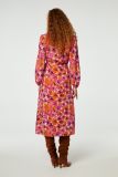 Lange jurk van het merk Fabienne Chapot met lange mouwen, strikceinttuur en print in roze/oranje.