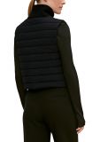 Mouwloos vest van het merk Comma met hoge hals en ritssluiting, uitgevoerd in de kleur zwart.