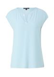 Shirt met aangeknipte mouw en satinlook splitneck van het merk Comma in de kleur licht blauw.