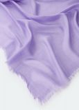 Viscose sjaal van het merk Codello met fijne franjes in de kleur lila.