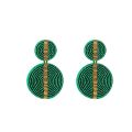 Grote oorbellen van het merk Go Dutch Label met twee cirkels met kraaltjes in de kleur groen/goud.