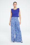 Broek van het merk Fabienne Chapot met wijd uitlopende pijpen en elastische tailleband in de kleur blauw.
