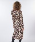 Midi jurk met V-hals, knoopsluiting en tunnelmet strikkoord uitgevoerd in een all-over leopard print.