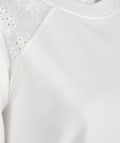 Sweater met ronde hals en lange mouwen van het merk Esqualo met lace details op de schouder en aan de onderkant van de mouwen in de kleur off white.