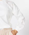 Sweater met ronde hals en lange mouwen van het merk Esqualo met lace details op de schouder en aan de onderkant van de mouwen in de kleur off white.