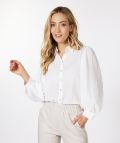 Seersucker blouse van het merk Esqualo met blousekraag, knoopsluiting en pofmouwen in de kleur off white.