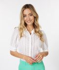 Kanten blouse van het merk Esqualo met korte pofmouwen in de kleur off white.