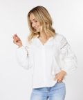 Poplin blouse van het merk Esqualo met kanten details in de kleur off white.