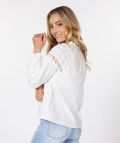 Poplin blouse van het merk Esqualo met kanten details in de kleur off white.